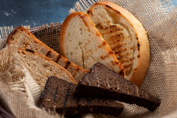 Ekmek Sepeti Dilimlenmiş Kızarmış Ekmekler Seçici Odak — Stok fotoğraf