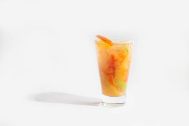 Buzlu, portakallı ve limonlu bir bardakta portakal kokteyli. beyaz arkaplanda izole
