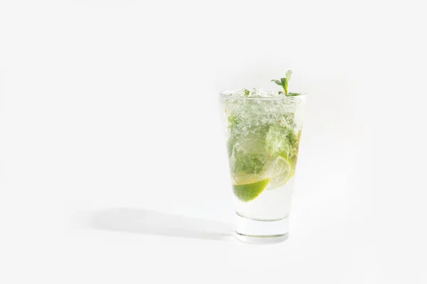 Coquetel Copo Com Gelo Limão Verduras Mojito Isolado Fundo Branco — Fotografia de Stock