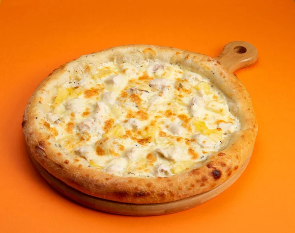 Pizza Mit Käse Und Ananas Auf Gelbem Hintergrund Selektiver Fokus — Stockfoto