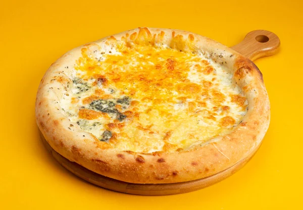 Vier Käse Pizza Auf Gelbem Hintergrund Selektiver Fokus — Stockfoto