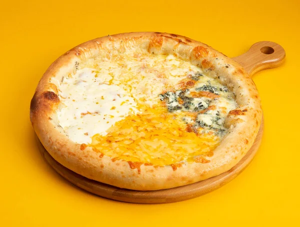 Vier Käse Pizza Auf Gelbem Hintergrund Selektiver Fokus — Stockfoto