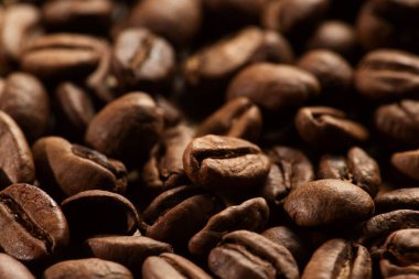 Kavrulmuş kahve çekirdeği. arabica. Arka plan için kullanılabilir. seçici odak.