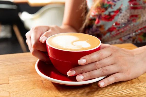 Les Mains Tiennent Une Tasse Cappuccino Dessine Dans Une Tasse — Photo