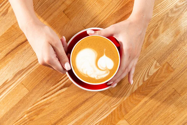 Les Mains Tiennent Une Tasse Cappuccino Dessine Dans Une Tasse — Photo