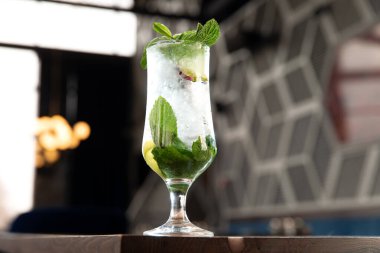 Bardakta Majito kokteyli. Yakın plan. Seçici odak