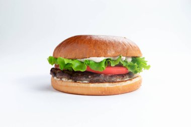 Mükemmel hamburger klasik Amerikan çizburgeri peynirli, pastırmalı, domatesli ve marullu.