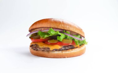 Mükemmel hamburger klasik Amerikan çizburgeri peynirli, pastırmalı, domatesli ve marullu.