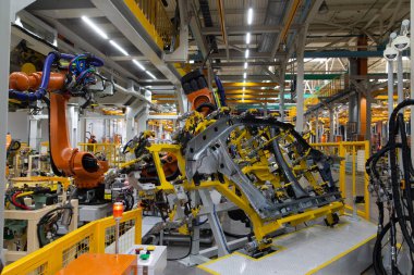 Robot araba gövdesini kaynaklıyor. Montaj hattı. Otomobil fabrikası.