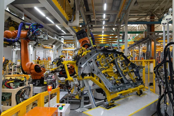 Robot araba gövdesini kaynaklıyor. Montaj hattı. Otomobil fabrikası.