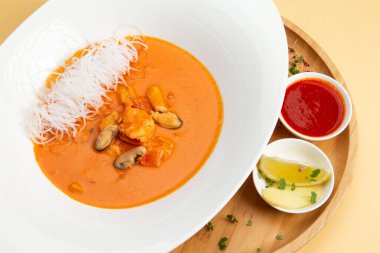 Geleneksel Tom yer elması çorbası. Hafif arka planda bir tabakta. Seçici odak.