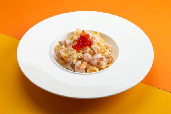 Pasta Con Mariscos Caviar Rojo Plato Sobre Fondo Color Enfoque — Foto de Stock