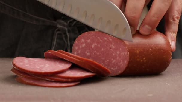 Chef Professionnel Coupe Saucisse Concentration Sélective — Video