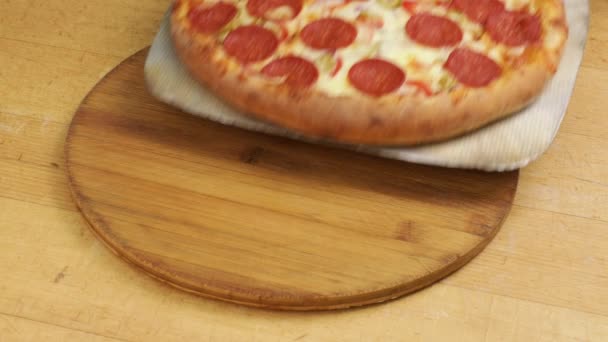 Повар Режет Готовую Пиццу Селективный Фокус — стоковое видео