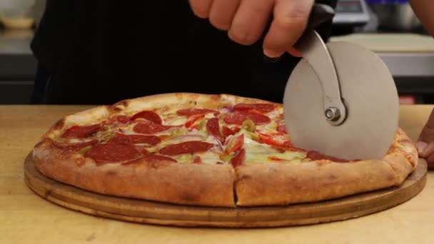 Cocinero Corta Pizza Terminada Enfoque Selectivo — Vídeos de Stock