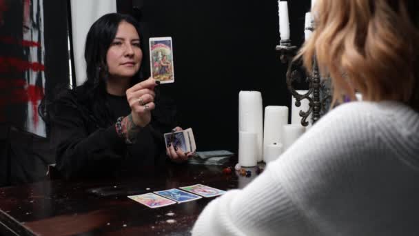 Jövendőmondó Tarot Kártyákat Osztogat Egy Fiatal Lánynak Egy Asztalnál Ülnek — Stock videók