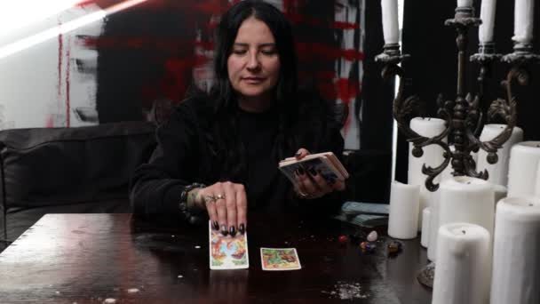 Die Wahrsagerin Legt Tarotkarten Aus Sie Sitzen Einem Holztisch — Stockvideo