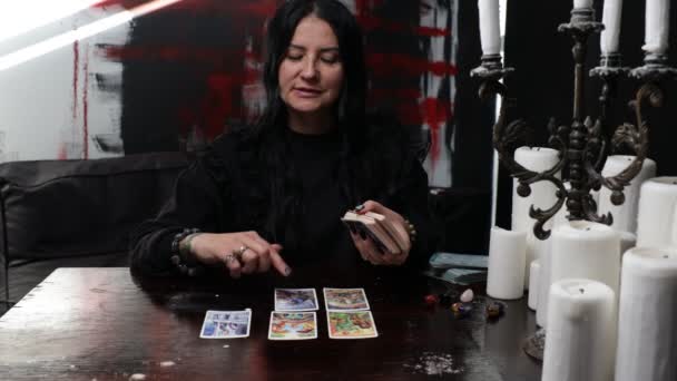 Lycksökaren Lägger Tarotkort Sitter Vid Ett Träbord — Stockvideo