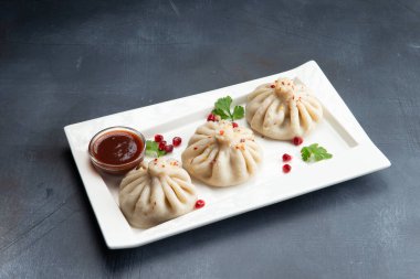 Ulusal tabak khinkali gri arka planda. seçici odak