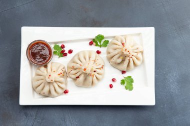 Ulusal tabak khinkali gri arka planda. seçici odak