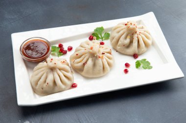 Ulusal tabak khinkali gri arka planda. seçici odak