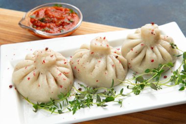 Ulusal Khinkali yemeği ağaçta bir tabakta. seçici odak