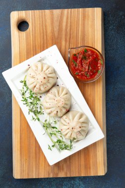 Ulusal Khinkali yemeği ağaçta bir tabakta. seçici odak