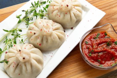 Ulusal Khinkali yemeği ağaçta bir tabakta. seçici odak