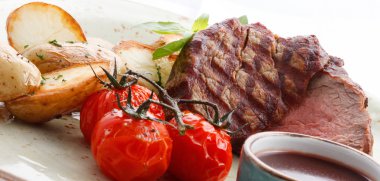 Biftek domates ve patates ile