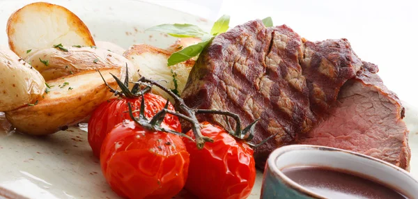 Biftek domates ve patates ile