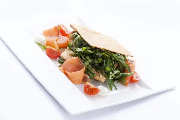 Millefeuille van zalm en rucola — Stockfoto