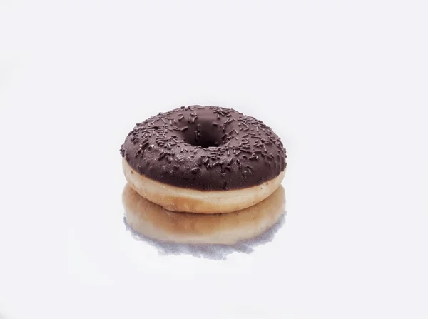 Donut med choklad på en vit bakgrund — Stockfoto