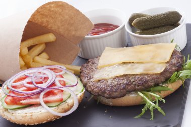 Lezzetli hamburger ve kızarmış patates bir plat izole