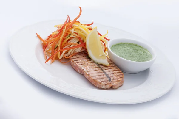 Salmone alla griglia con verdure grattugiate, salsa e limone — Foto Stock