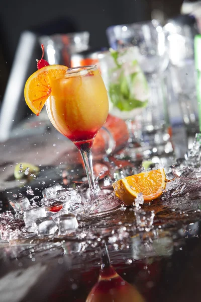 Cocktail met splash — Stockfoto