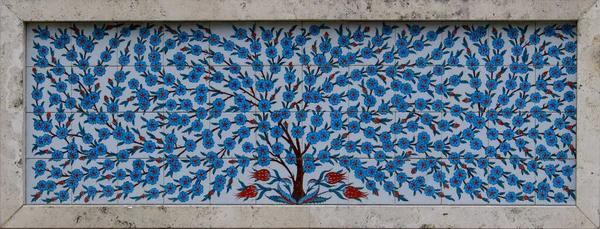 Çiçek festivali için beton bir duvardaki fayansa boyanmış bir desen. Hollanda.