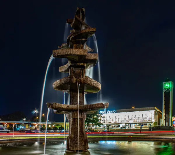 Hollanda 'daki tren istasyonunun önündeki meydanda çeşme.