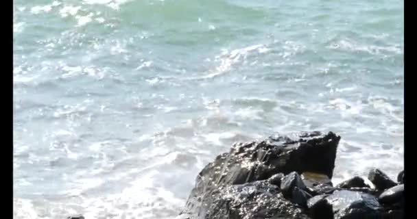 Foamy Waves Touching Rocks — Video Stock