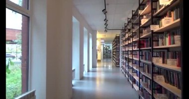 Bir kütüphanenin yürüyen görünümü