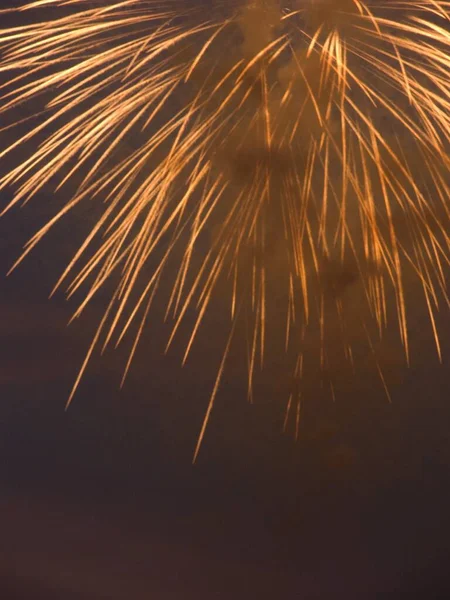 Karanlık Gökyüzünde Manyetik Ateş Işe Yarıyor — Stok fotoğraf