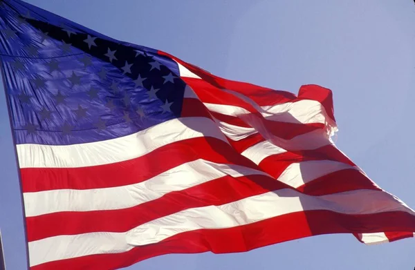 Gökyüzünde dalgalanan Amerikan bayrağı
