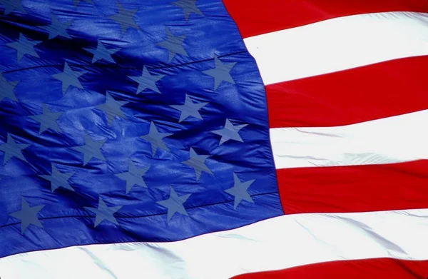 Gökyüzünde dalgalanan Amerikan bayrağı