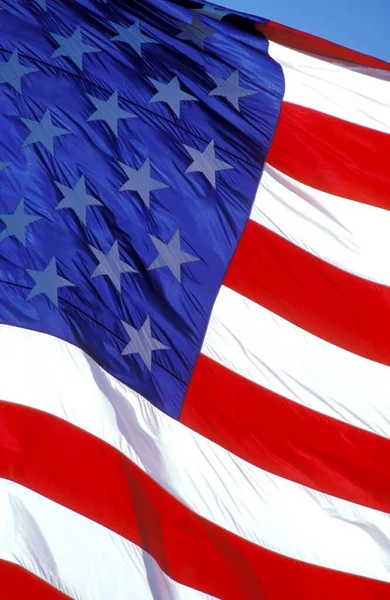 Gökyüzünde dalgalanan Amerikan bayrağı