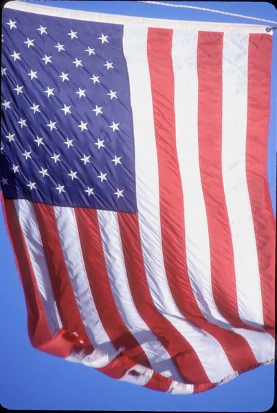Gökyüzünde dalgalanan Amerikan bayrağı