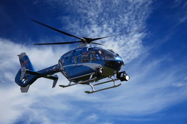 gökyüzünde uçan helikopter