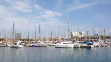 Limanda bekleyen birkaç gemi var.