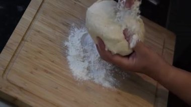 Pizza yapmak için hamur hazırlıyorum.