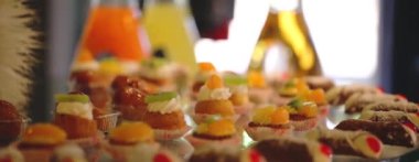 Büyük bir restoranın tüm manzarasını gösteriyor.