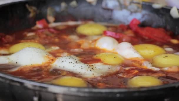 Cocinar Curry Huevo Con Tomates — Vídeo de stock