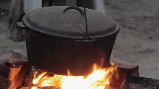 在篝火上煮火锅 — 图库视频影像